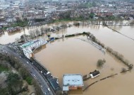 英国洪水泛滥:大片地区被警告要给手机充电——检查一下你是否在火线上